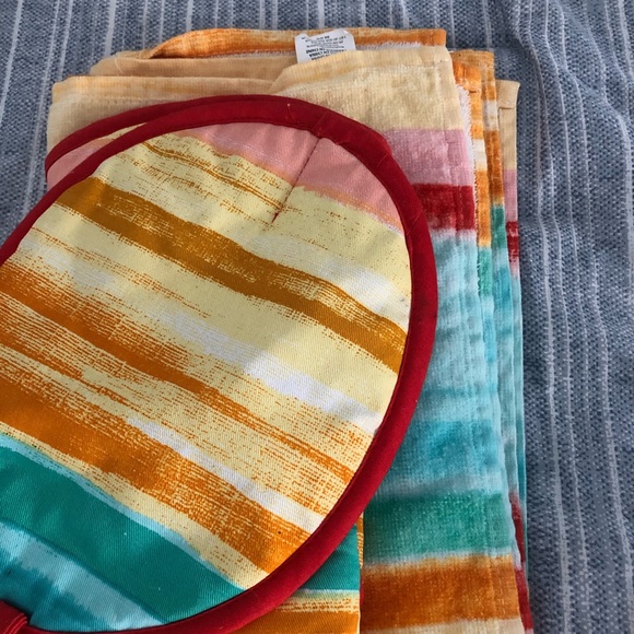 Colorful Kitchen Mitts and Towels - Picture 3 of 3